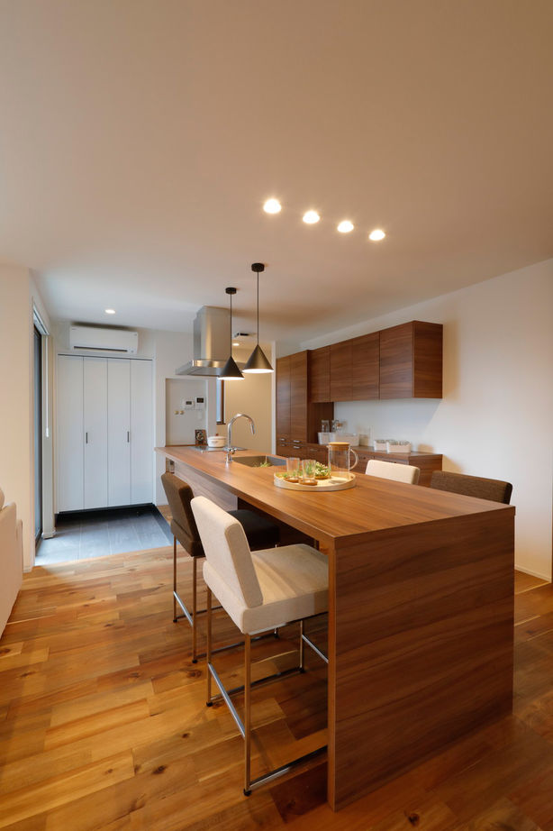 アイムの家熊本（トータルインフォメーション） 【2000～2499万円／小上がり式の和室＆寝室／鉄骨階段】吹き抜けLDKと庭が土間でつながる開放的な家の建築実例画像4