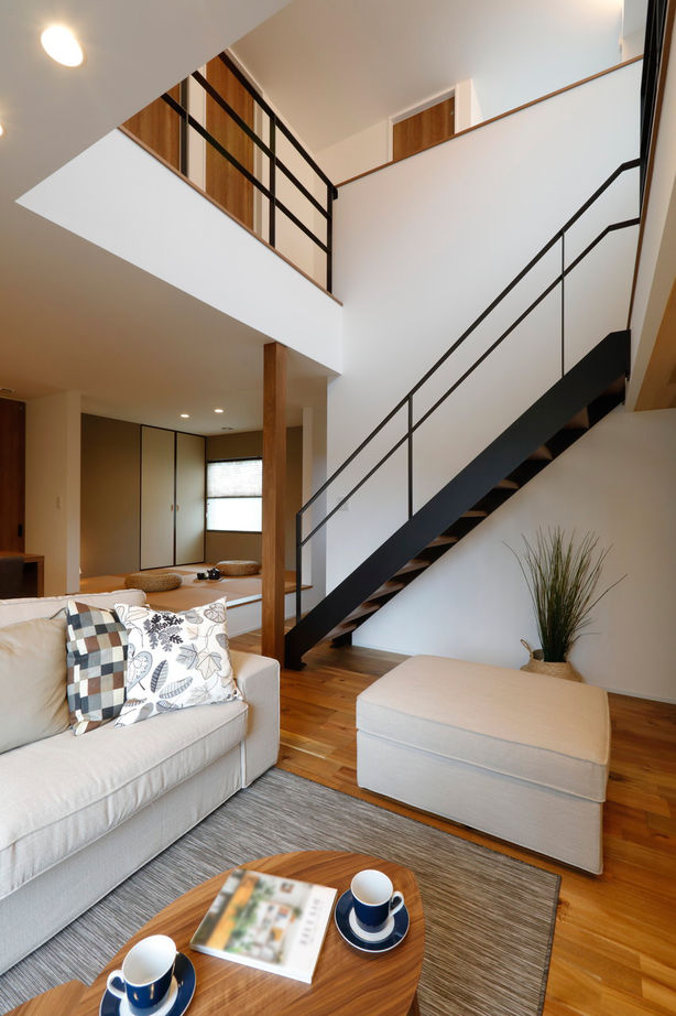 アイムの家熊本（トータルインフォメーション） 【2000～2499万円／小上がり式の和室＆寝室／鉄骨階段】吹き抜けLDKと庭が土間でつながる開放的な家の建築実例画像5