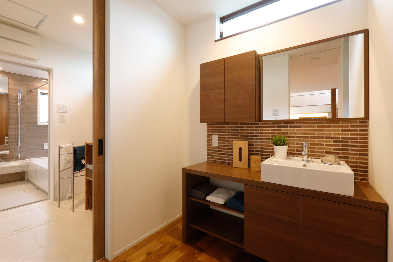 アイムの家熊本（トータルインフォメーション） 【2000～2499万円／小上がり式の和室＆寝室／鉄骨階段】吹き抜けLDKと庭が土間でつながる開放的な家の建築実例画像9