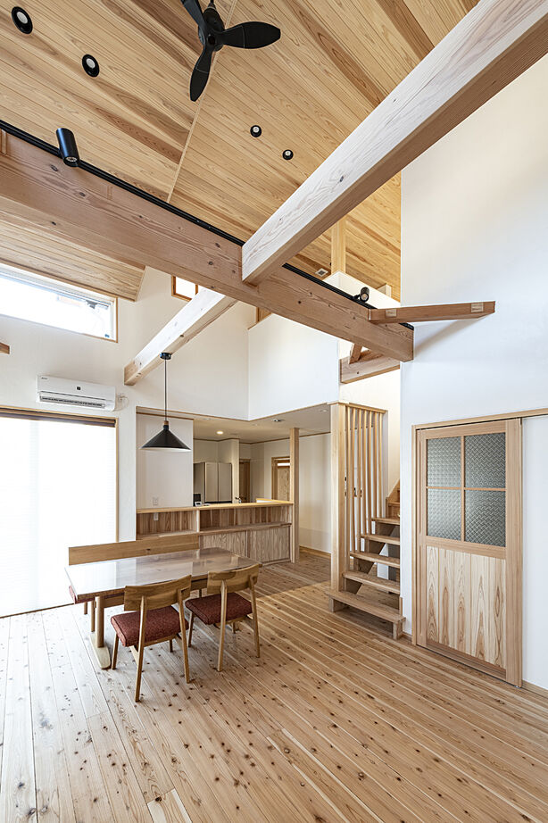 寿工務店 【無垢材＋漆喰】エアコン１台で家中が十分に暖かく、木の香りに包まれる家の建築実例画像2