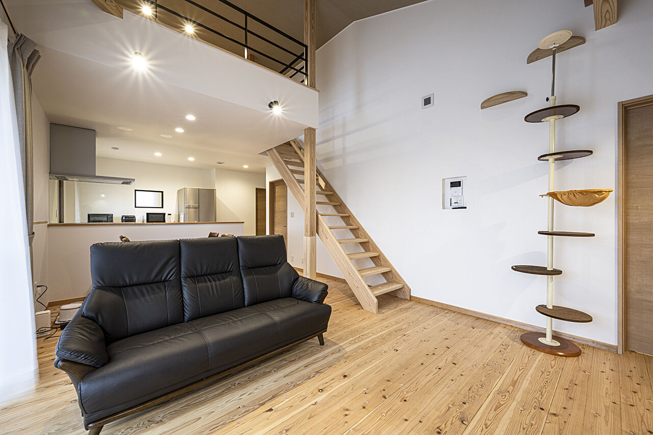 寿工務店 【自然素材×平屋】無垢材と間仕切りのない広々空間で、人もペットも心地よくの建築実例画像2