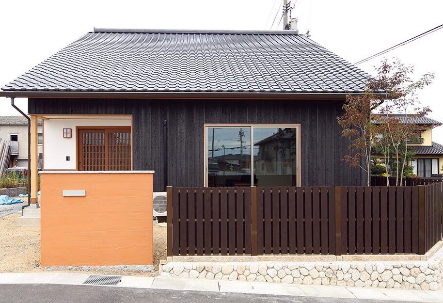 Suumo 1850万円 大屋根に映える 本焼きの黒と漆喰の白 上品な内装と個性あふれる家具が映える平屋ベースの家 おかやま住宅工房 の建築実例詳細 注文住宅