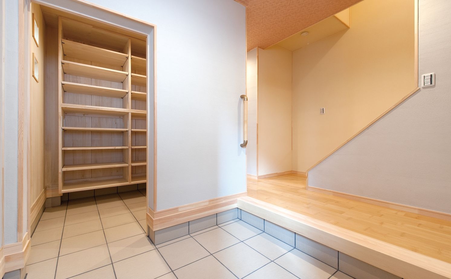 夢工房 【2000万円台/大阪府大阪市/3階建て/2世帯住宅】防火地域で無垢材たっぷりの木造３階建てを実現の建築実例画像6