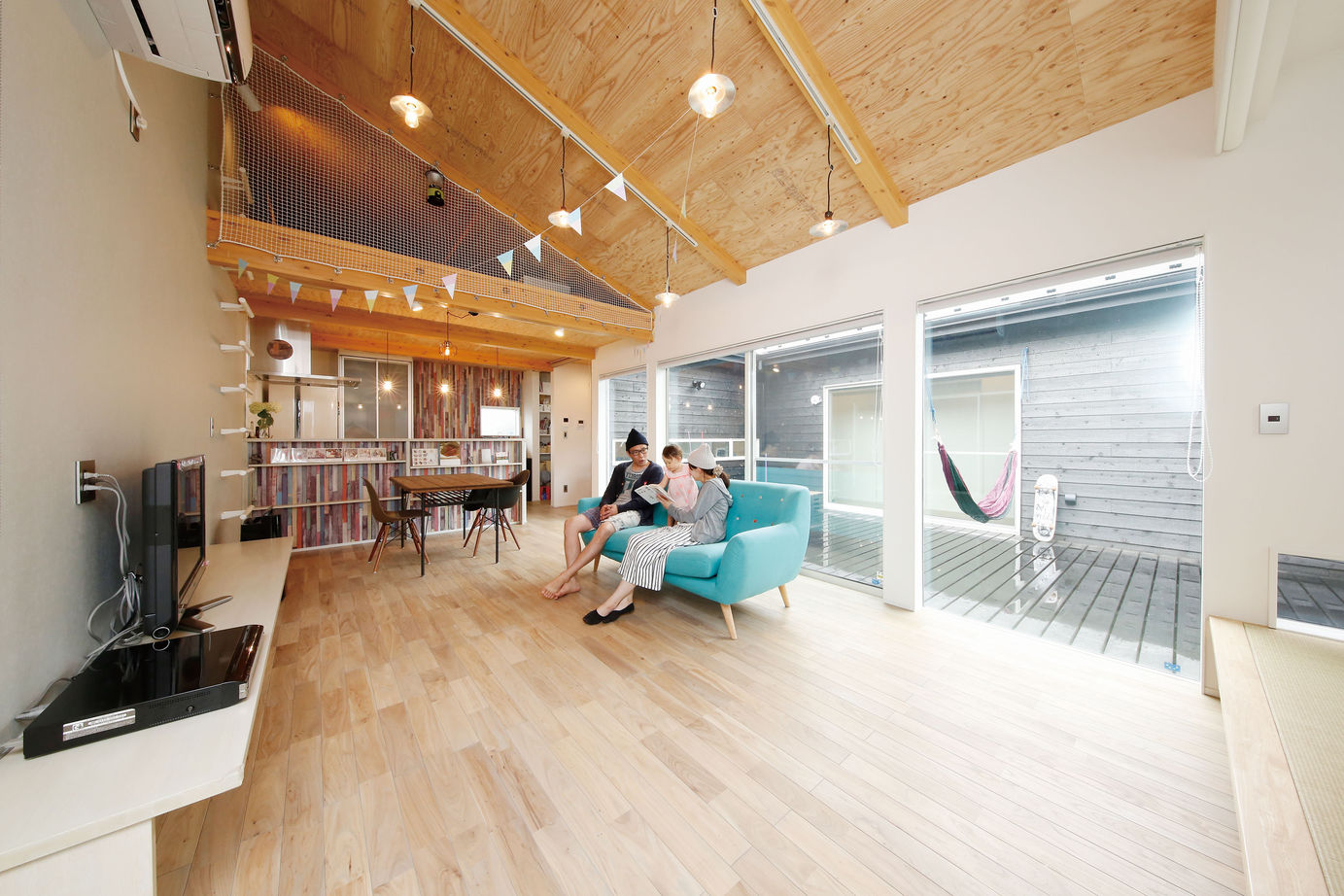 三心 【平屋/ウッドデッキ/片流れ屋根/間取り図】焼杉を使った自慢の外観。空間広がる開放的なコの字型平屋住宅の建築実例画像2