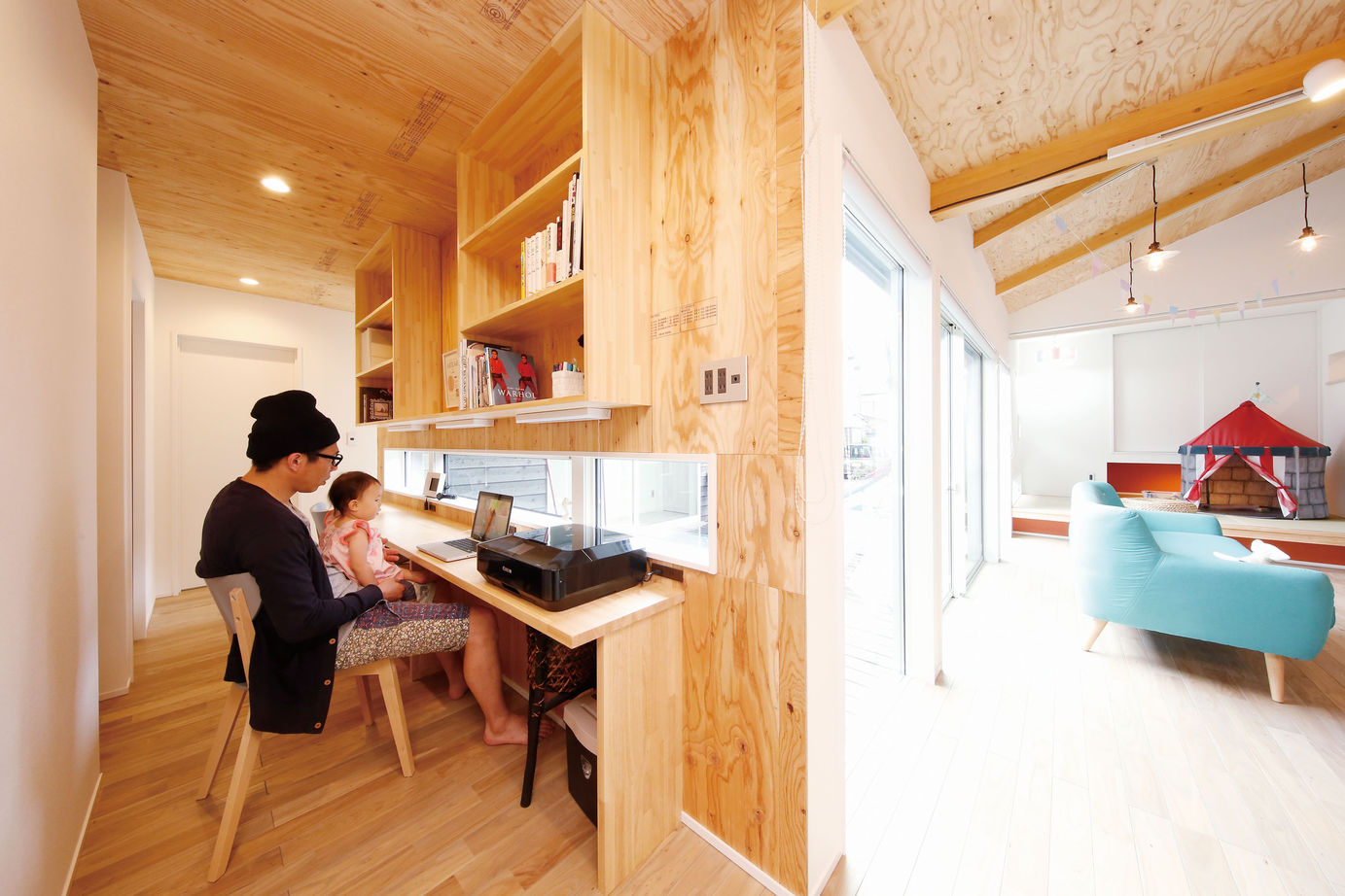 三心 【平屋/ウッドデッキ/片流れ屋根/間取り図】焼杉を使った自慢の外観。空間広がる開放的なコの字型平屋住宅の建築実例画像3