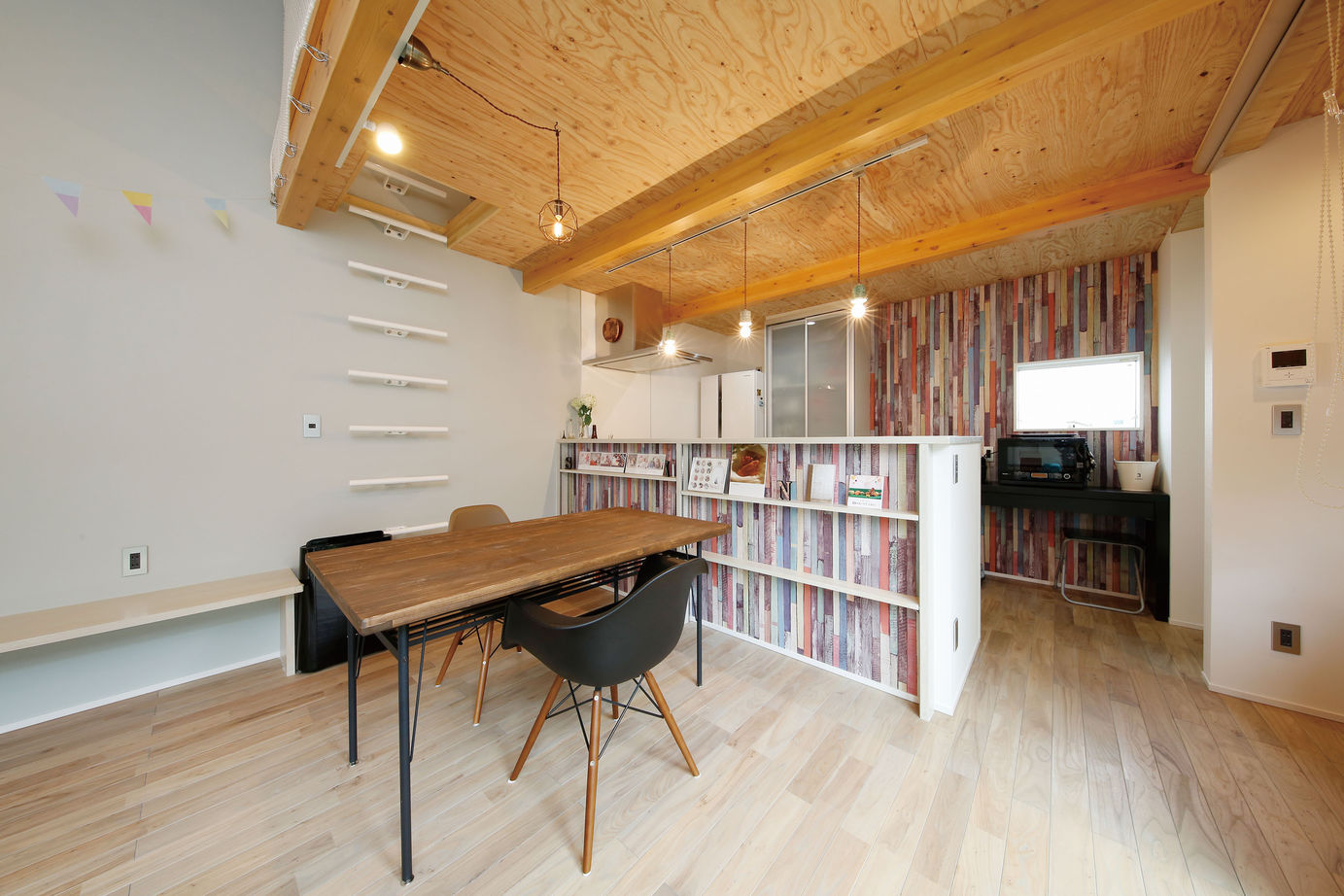 三心 【平屋/ウッドデッキ/片流れ屋根/間取り図】焼杉を使った自慢の外観。空間広がる開放的なコの字型平屋住宅の建築実例画像4