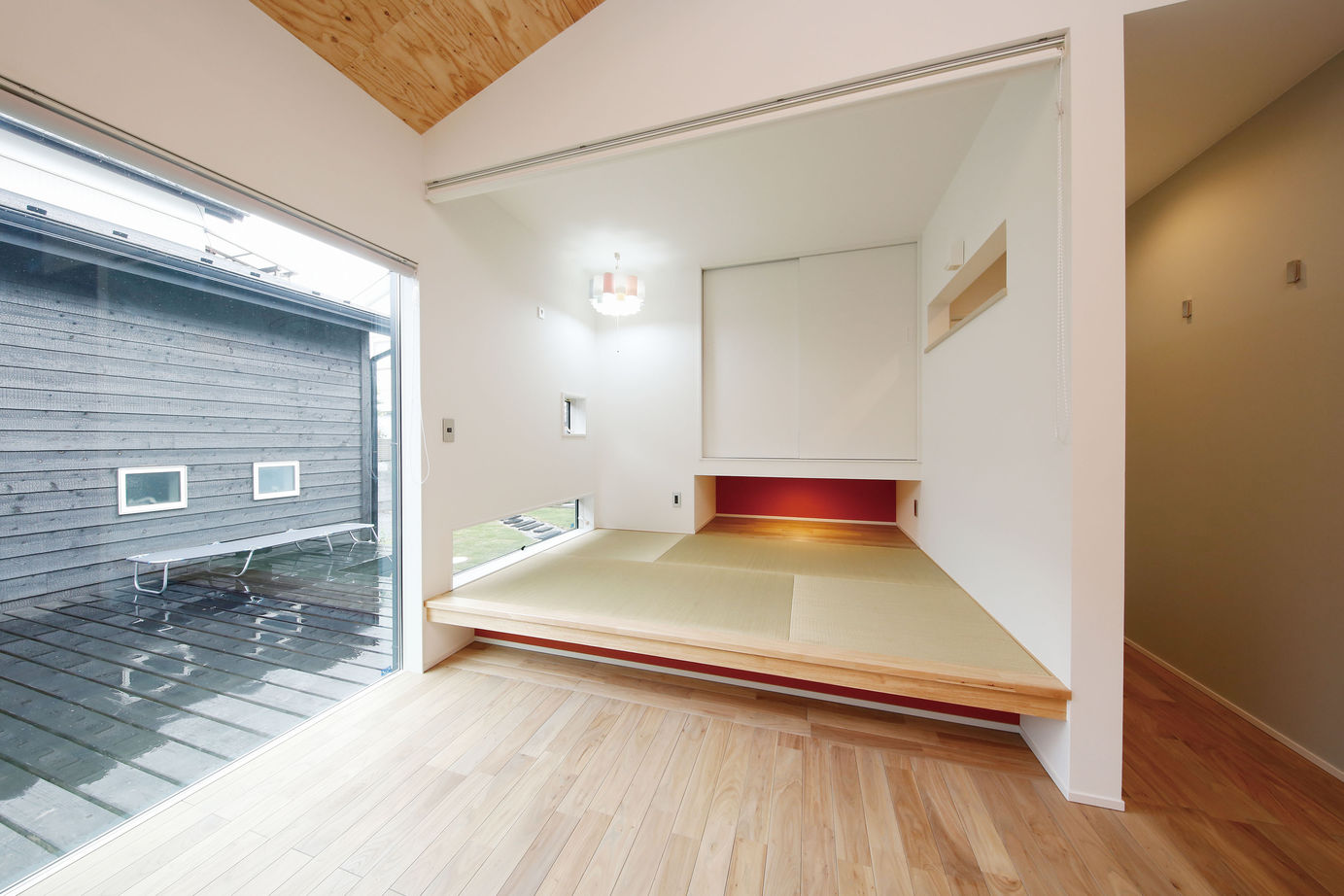 三心 【平屋/ウッドデッキ/片流れ屋根/間取り図】焼杉を使った自慢の外観。空間広がる開放的なコの字型平屋住宅の建築実例画像6