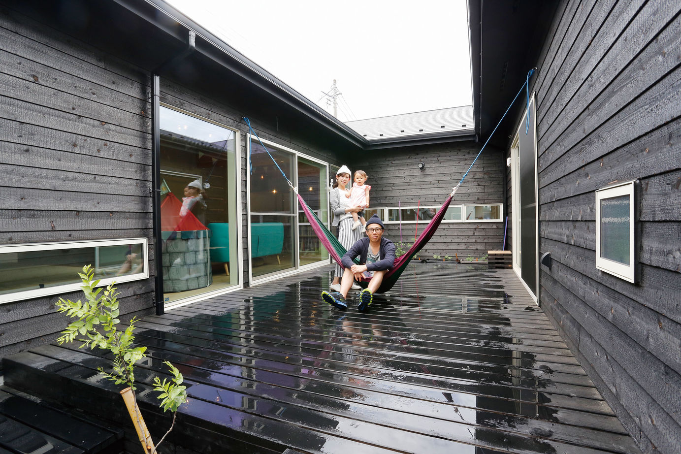 三心 【平屋/ウッドデッキ/片流れ屋根/間取り図】焼杉を使った自慢の外観。空間広がる開放的なコの字型平屋住宅の建築実例画像7