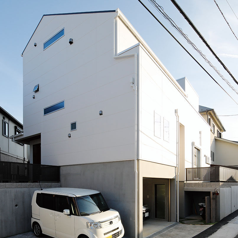 三心 【3000万円台/吹き抜け/ウッドデッキ/ロフト/2階LDK】木造とRC造で建て替えた地下ガレージのある二世帯住宅の建築実例画像6