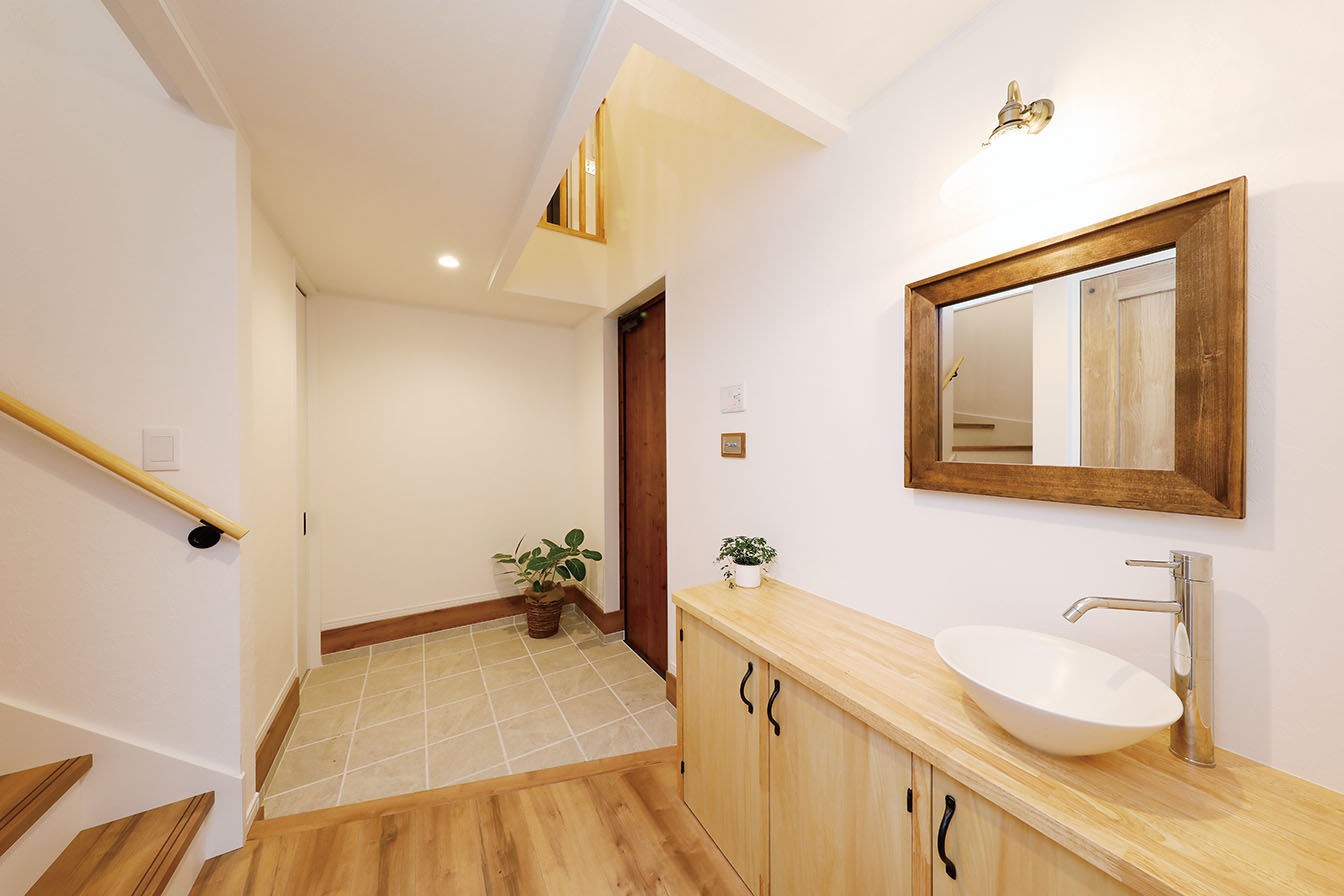 三心 【3000万円台/吹き抜け/ウッドデッキ/ロフト/2階LDK】木造とRC造で建て替えた地下ガレージのある二世帯住宅の建築実例画像9