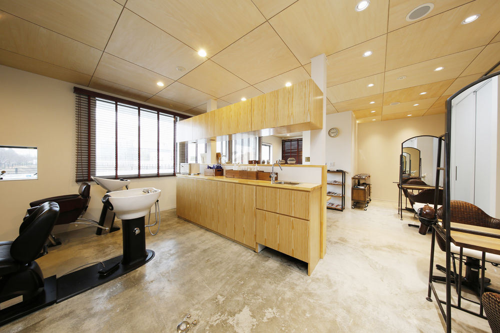 三心 【店舗併用住宅/3階建て/2階リビング】諦めていた開放的な住空間を素材にもこだわって予算内で実現した家の建築実例画像2