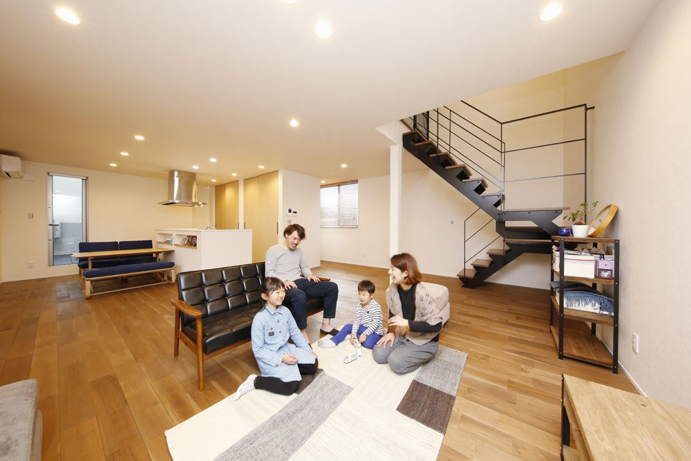 三心 【店舗併用住宅/3階建て/2階リビング】諦めていた開放的な住空間を素材にもこだわって予算内で実現した家の建築実例画像3