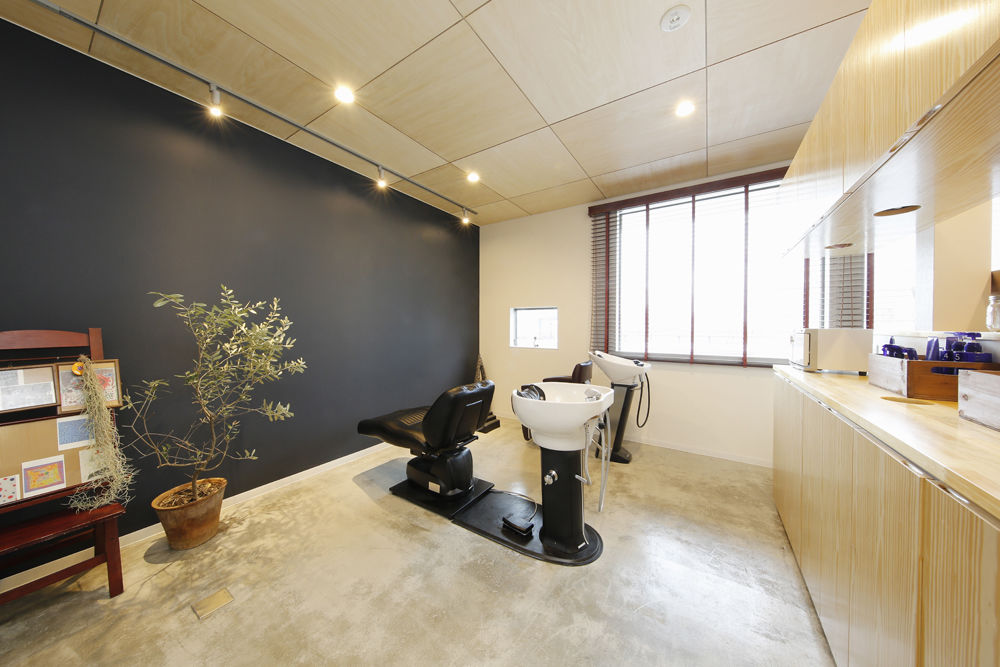 三心 【店舗併用住宅/3階建て/2階リビング】諦めていた開放的な住空間を素材にもこだわって予算内で実現した家の建築実例画像4