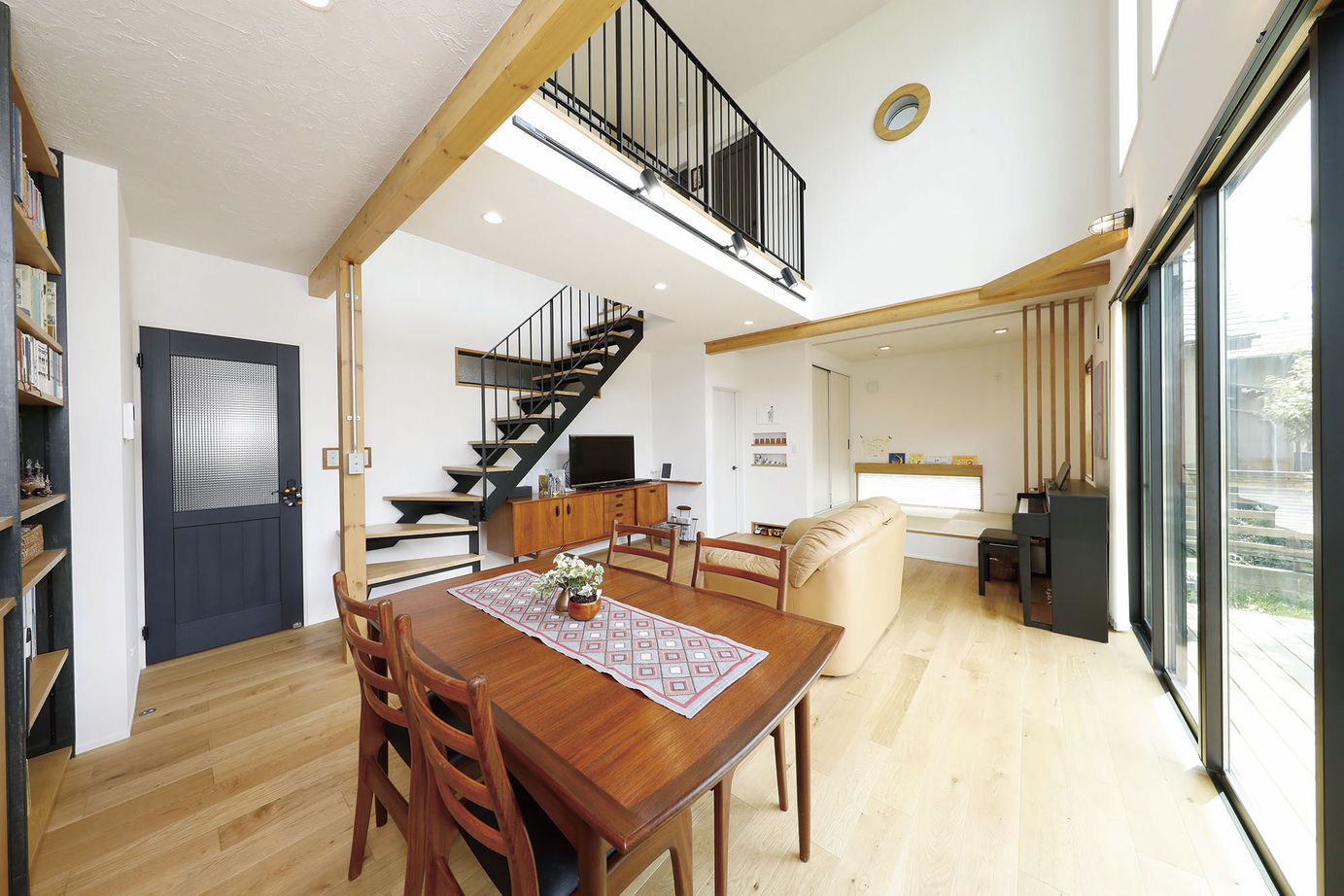 三心 【2000万円台/空中廊下/ウッドデッキ/造作/間取り図】変化のある景色を楽しむ明るい吹き抜け大空間LDKの家の建築実例画像2