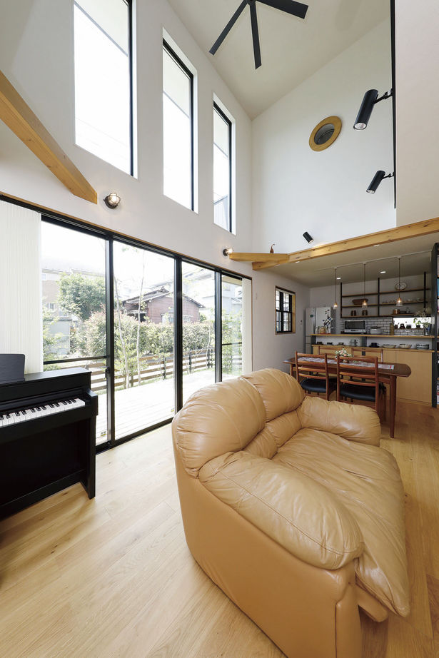 三心 【2000万円台/空中廊下/ウッドデッキ/造作/間取り図】変化のある景色を楽しむ明るい吹き抜け大空間LDKの家の建築実例画像3