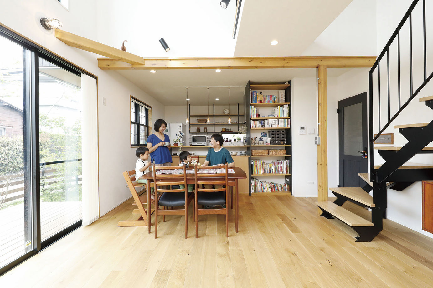 三心 【2000万円台/空中廊下/ウッドデッキ/造作/間取り図】変化のある景色を楽しむ明るい吹き抜け大空間LDKの家の建築実例画像4