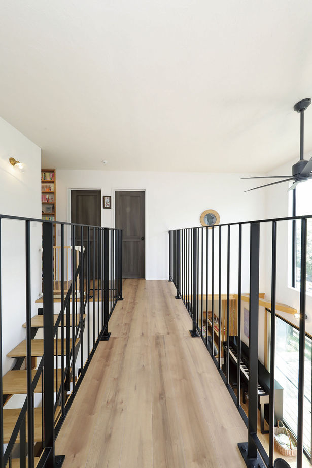 三心 【2000万円台/空中廊下/ウッドデッキ/造作/間取り図】変化のある景色を楽しむ明るい吹き抜け大空間LDKの家の建築実例画像5