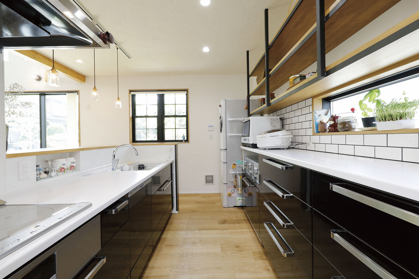 三心 【2000万円台/空中廊下/ウッドデッキ/造作/間取り図】変化のある景色を楽しむ明るい吹き抜け大空間LDKの家の建築実例画像7