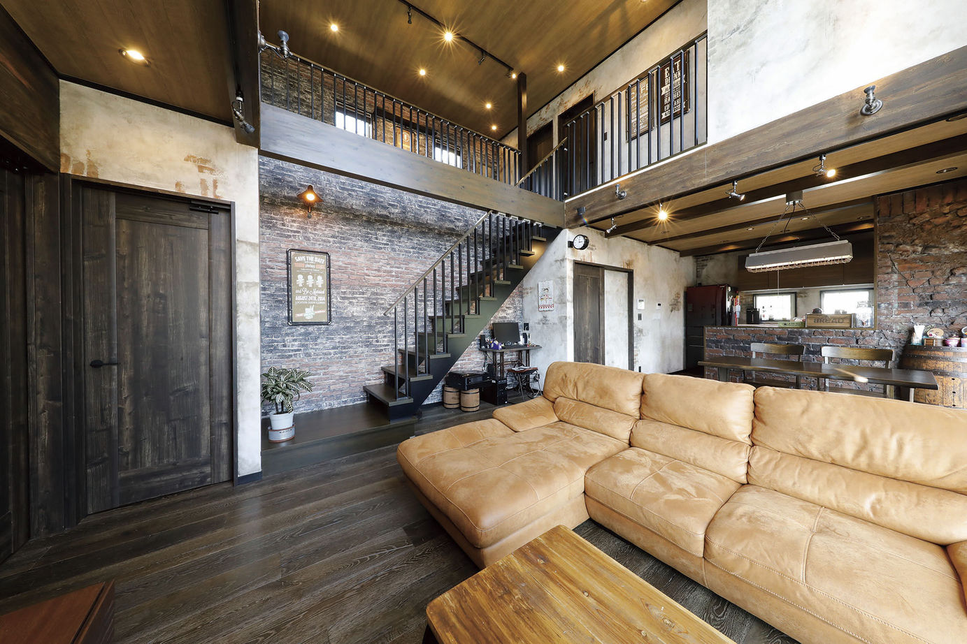 三心 【2000万円台/吹き抜け/傾斜地/間取り図】見晴らしのいいウッドデッキ×本格的アメリカンビンテージハウスの建築実例画像2