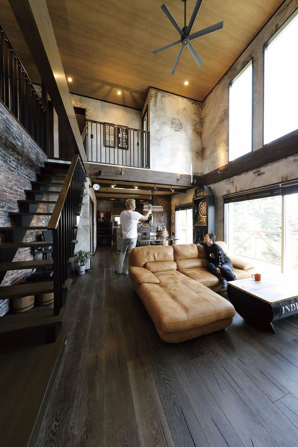 三心 【2000万円台/吹き抜け/傾斜地/間取り図】見晴らしのいいウッドデッキ×本格的アメリカンビンテージハウスの建築実例画像3