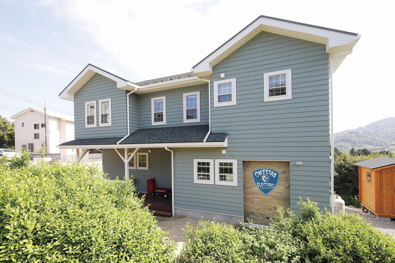 三心 【2000万円台/吹き抜け/傾斜地/間取り図】見晴らしのいいウッドデッキ×本格的アメリカンビンテージハウスの建築実例画像5