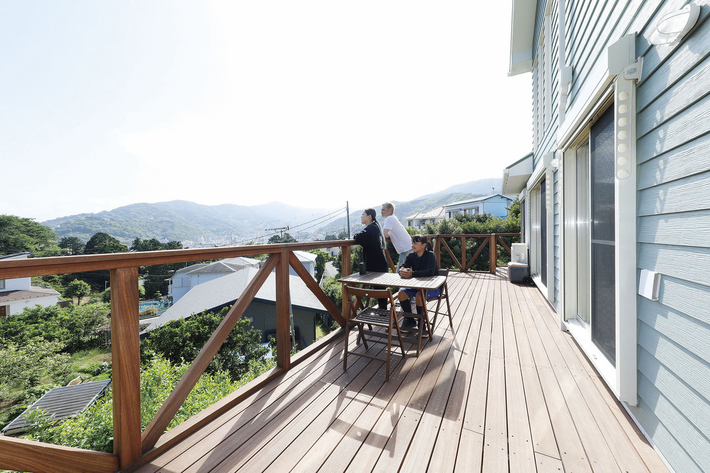 三心 【2000万円台/吹き抜け/傾斜地/間取り図】見晴らしのいいウッドデッキ×本格的アメリカンビンテージハウスの建築実例画像6