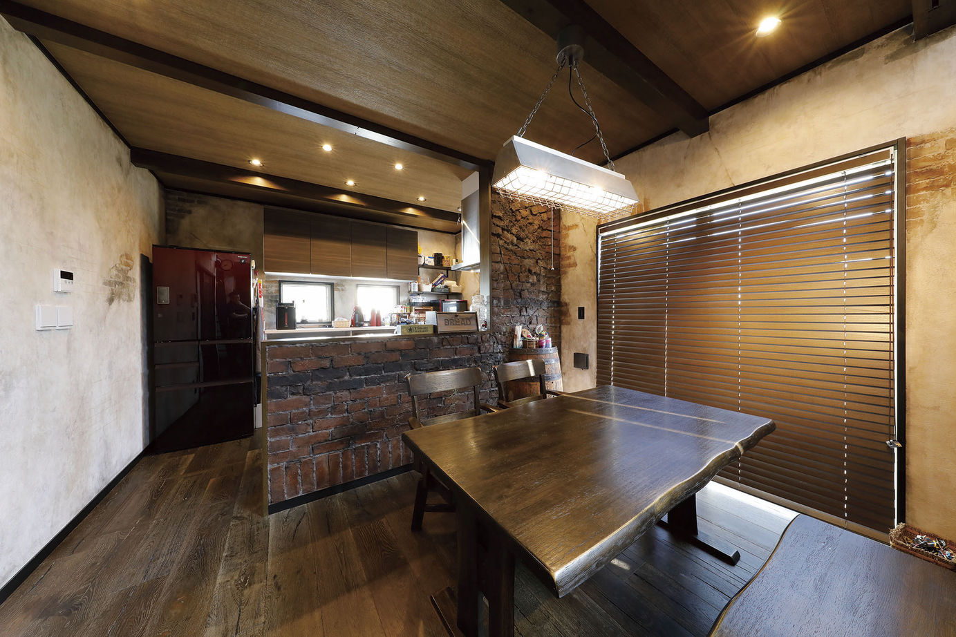 三心 【2000万円台/吹き抜け/傾斜地/間取り図】見晴らしのいいウッドデッキ×本格的アメリカンビンテージハウスの建築実例画像8