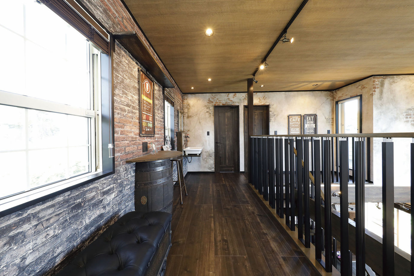 三心 【2000万円台/吹き抜け/傾斜地/間取り図】見晴らしのいいウッドデッキ×本格的アメリカンビンテージハウスの建築実例画像10