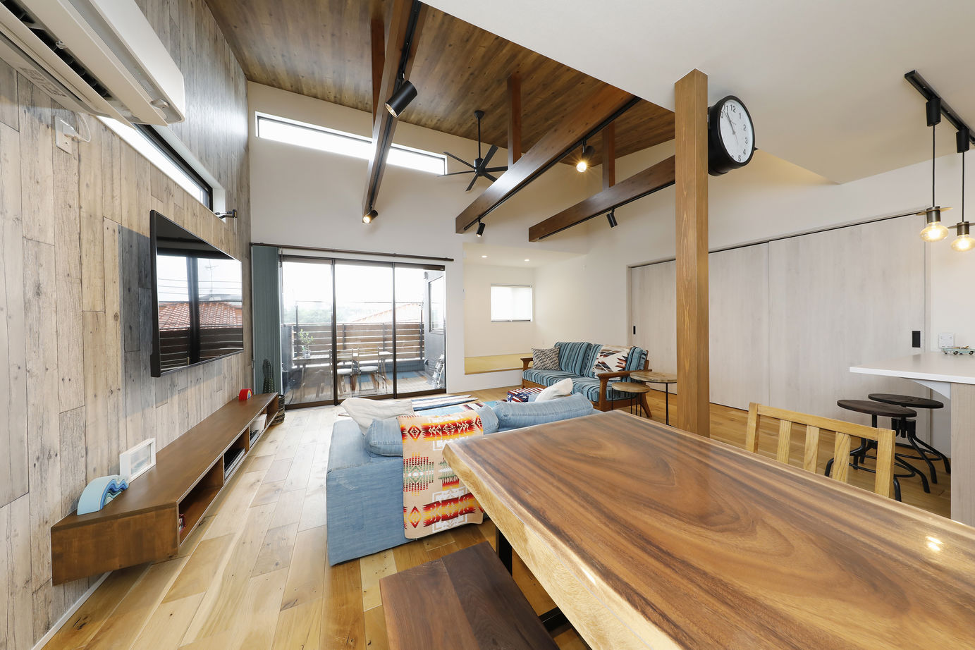 三心 【1900万円/変形地/高低差/サーファーズハウス/間取り図】開放的な吹き抜け空間のカリフォルニア内装な家の建築実例画像2