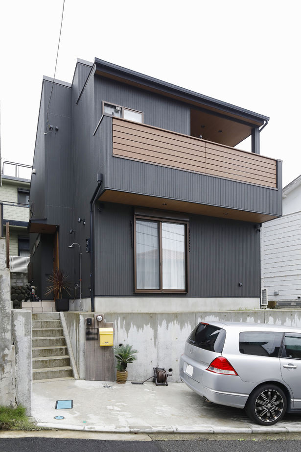 三心 【1900万円/変形地/高低差/サーファーズハウス/間取り図】開放的な吹き抜け空間のカリフォルニア内装な家の建築実例画像3