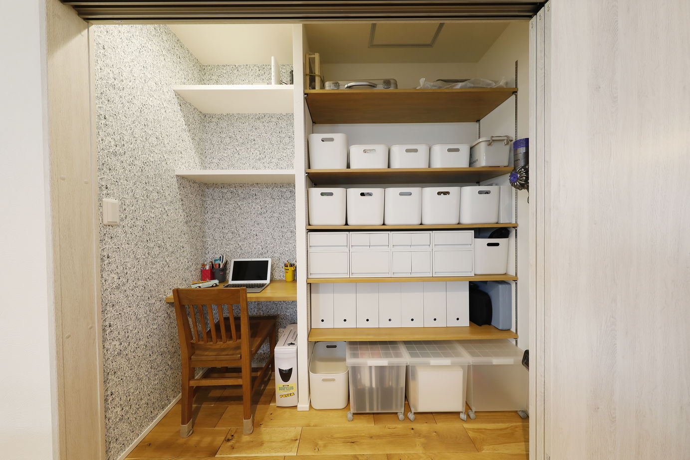 三心 【1900万円/変形地/高低差/サーファーズハウス/間取り図】開放的な吹き抜け空間のカリフォルニア内装な家の建築実例画像4