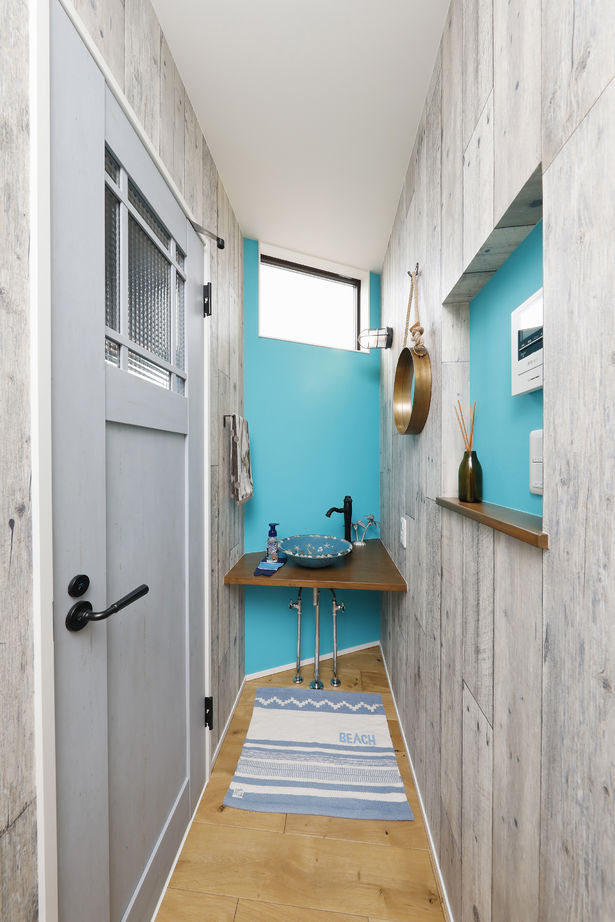 三心 【1900万円/変形地/高低差/サーファーズハウス/間取り図】開放的な吹き抜け空間のカリフォルニア内装な家の建築実例画像5