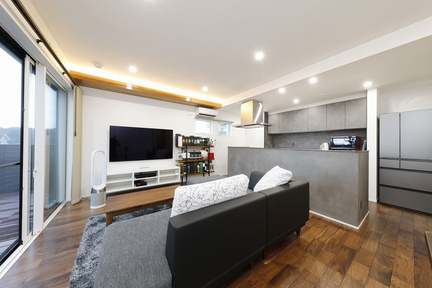 三心 【2000万円台/耐震等級3/間取り図】景観取り込み自然を身近にする大開口LDKのシンプルモダンなデザイン住宅の建築実例画像2