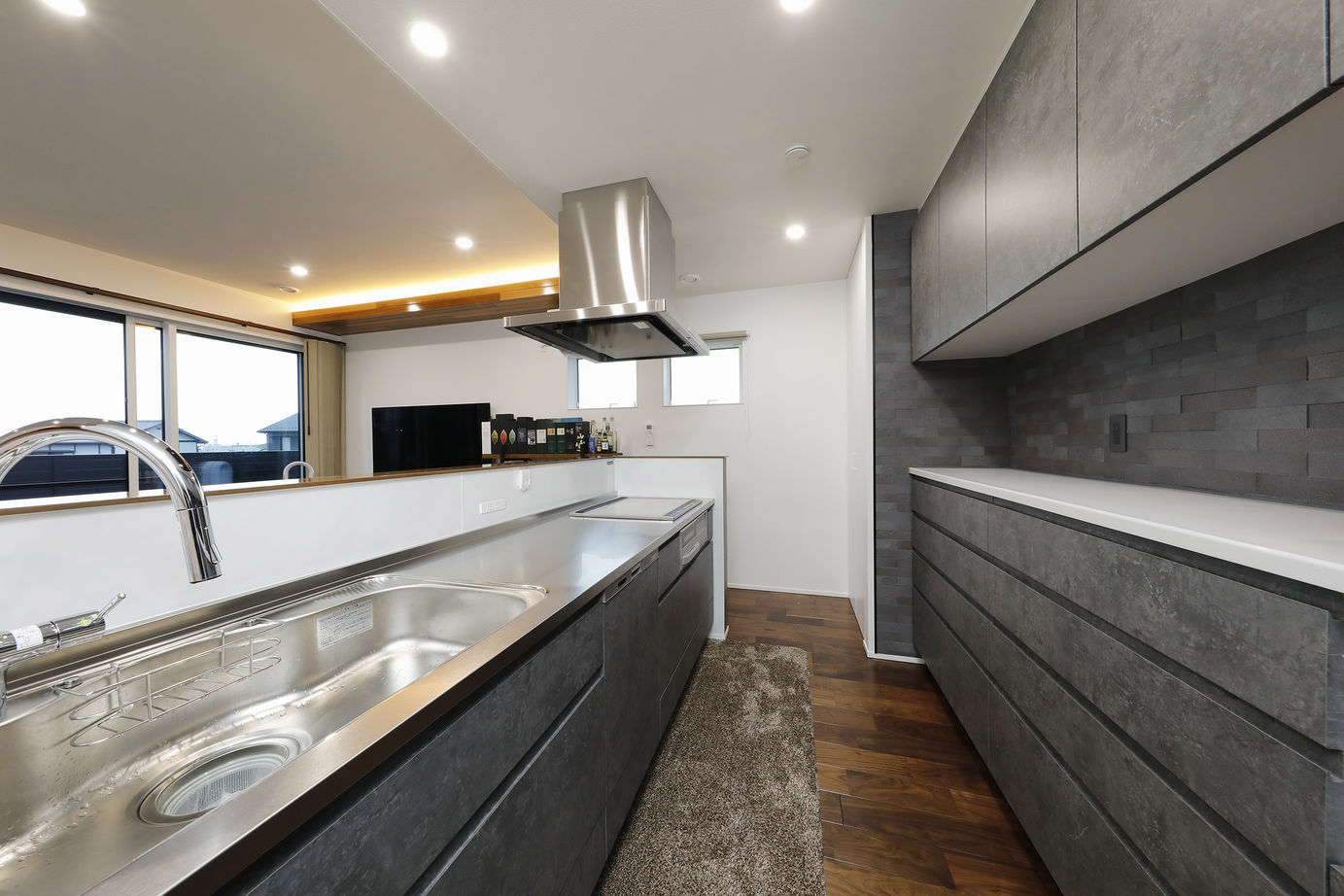 三心 【2000万円台/耐震等級3/間取り図】景観取り込み自然を身近にする大開口LDKのシンプルモダンなデザイン住宅の建築実例画像3