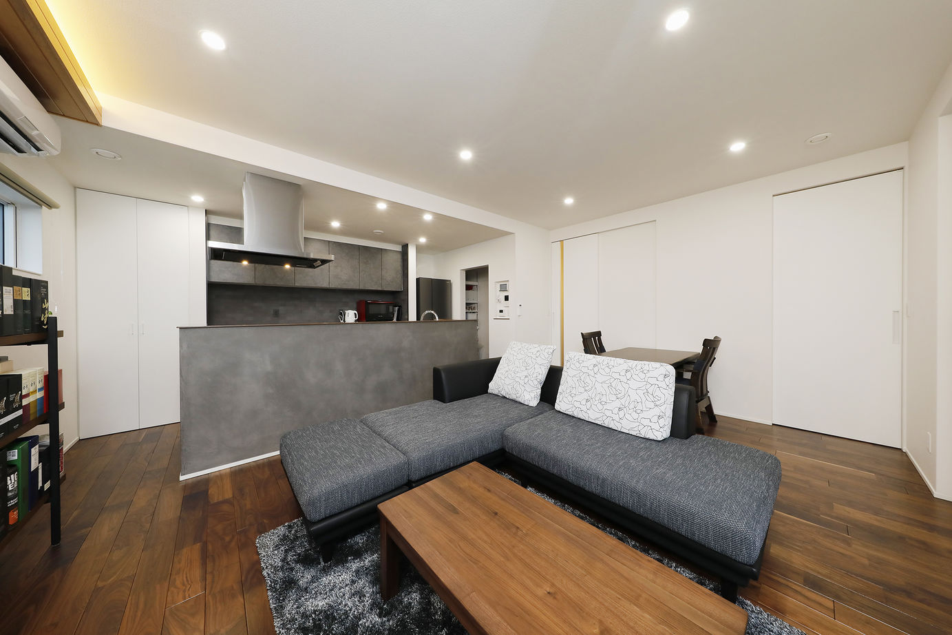 三心 【2000万円台/耐震等級3/間取り図】景観取り込み自然を身近にする大開口LDKのシンプルモダンなデザイン住宅の建築実例画像4