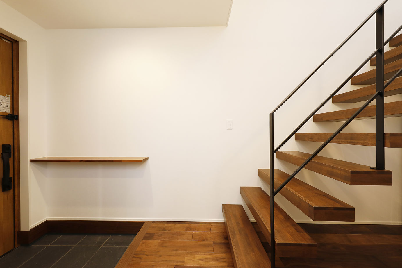 三心 【2000万円台/耐震等級3/間取り図】景観取り込み自然を身近にする大開口LDKのシンプルモダンなデザイン住宅の建築実例画像5