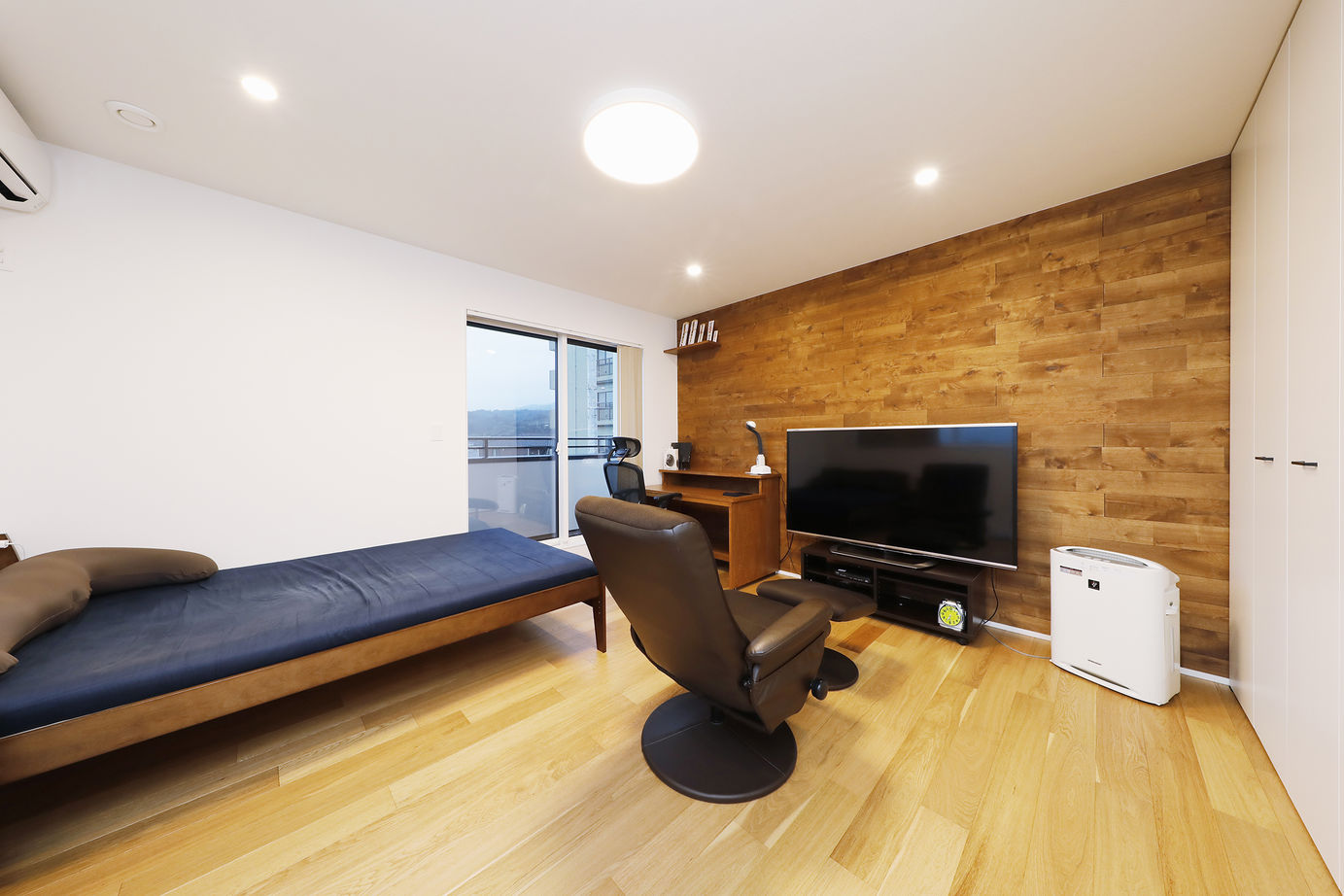 三心 【2000万円台/耐震等級3/間取り図】景観取り込み自然を身近にする大開口LDKのシンプルモダンなデザイン住宅の建築実例画像6