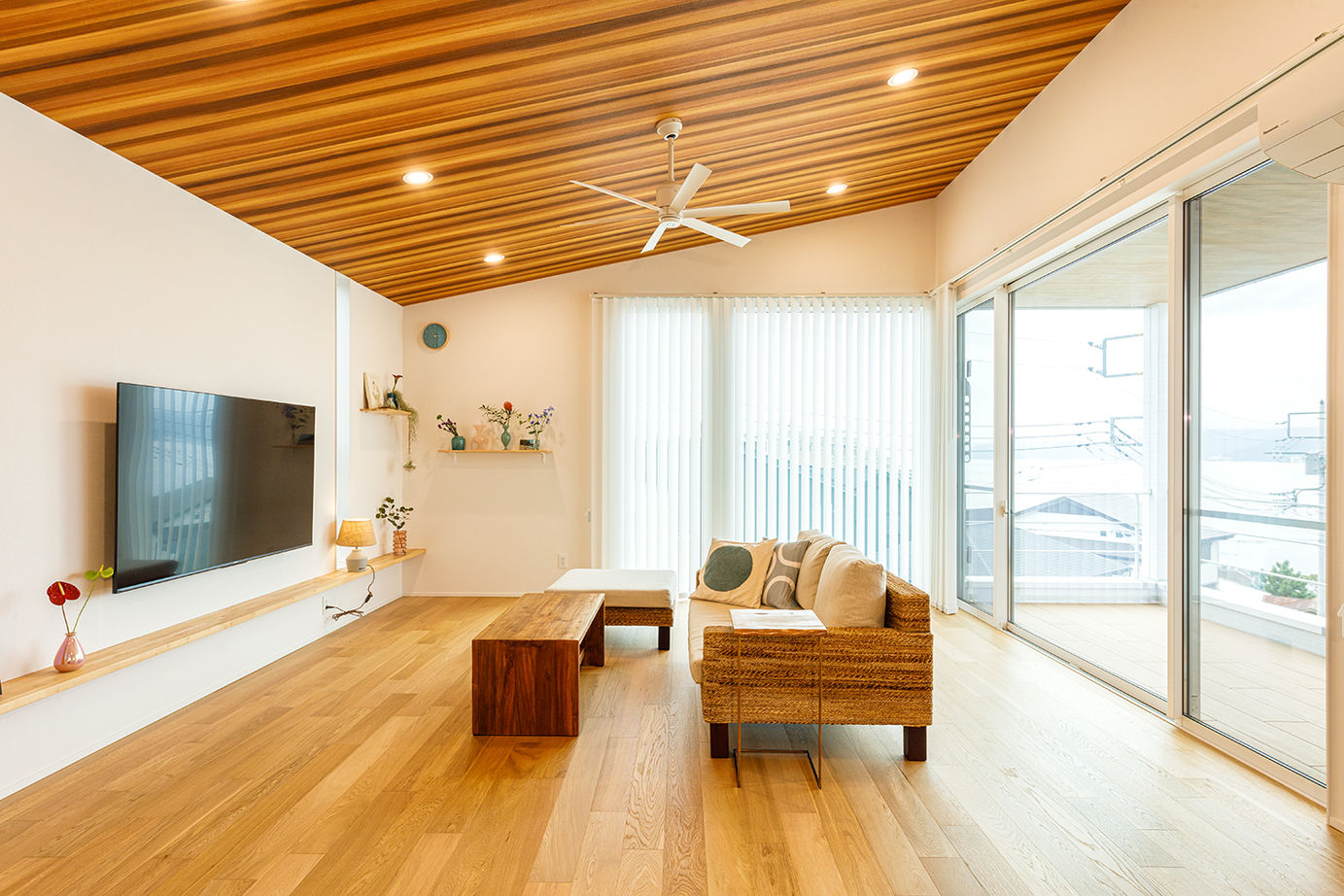 三心 【1900万円/約30坪/間取り図】海が見えるバルコニーへつづく2階LDK。シンプル×ナチュラルモダンの注文住宅の建築実例画像2