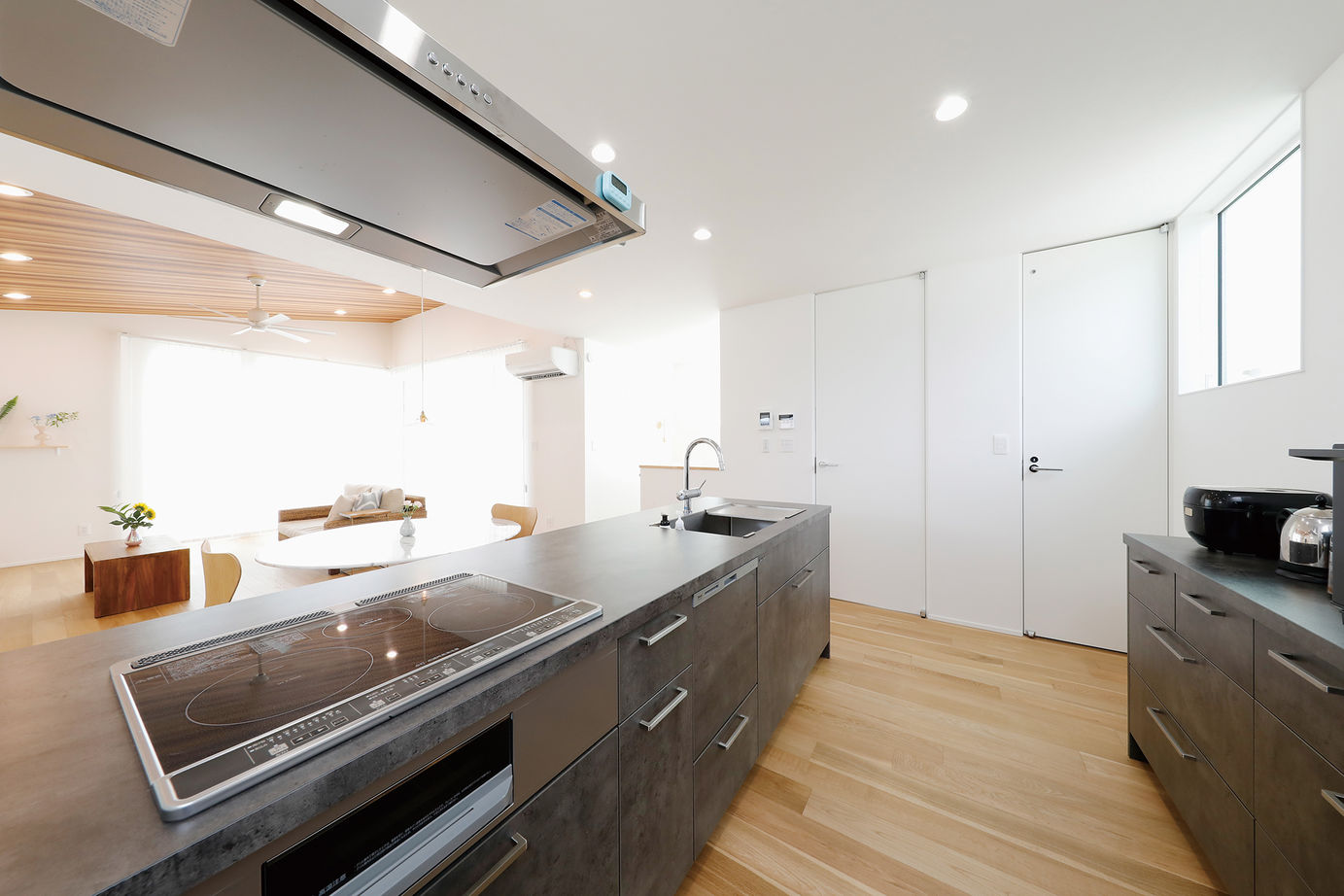 三心 【1900万円/約30坪/間取り図】海が見えるバルコニーへつづく2階LDK。シンプル×ナチュラルモダンの注文住宅の建築実例画像5