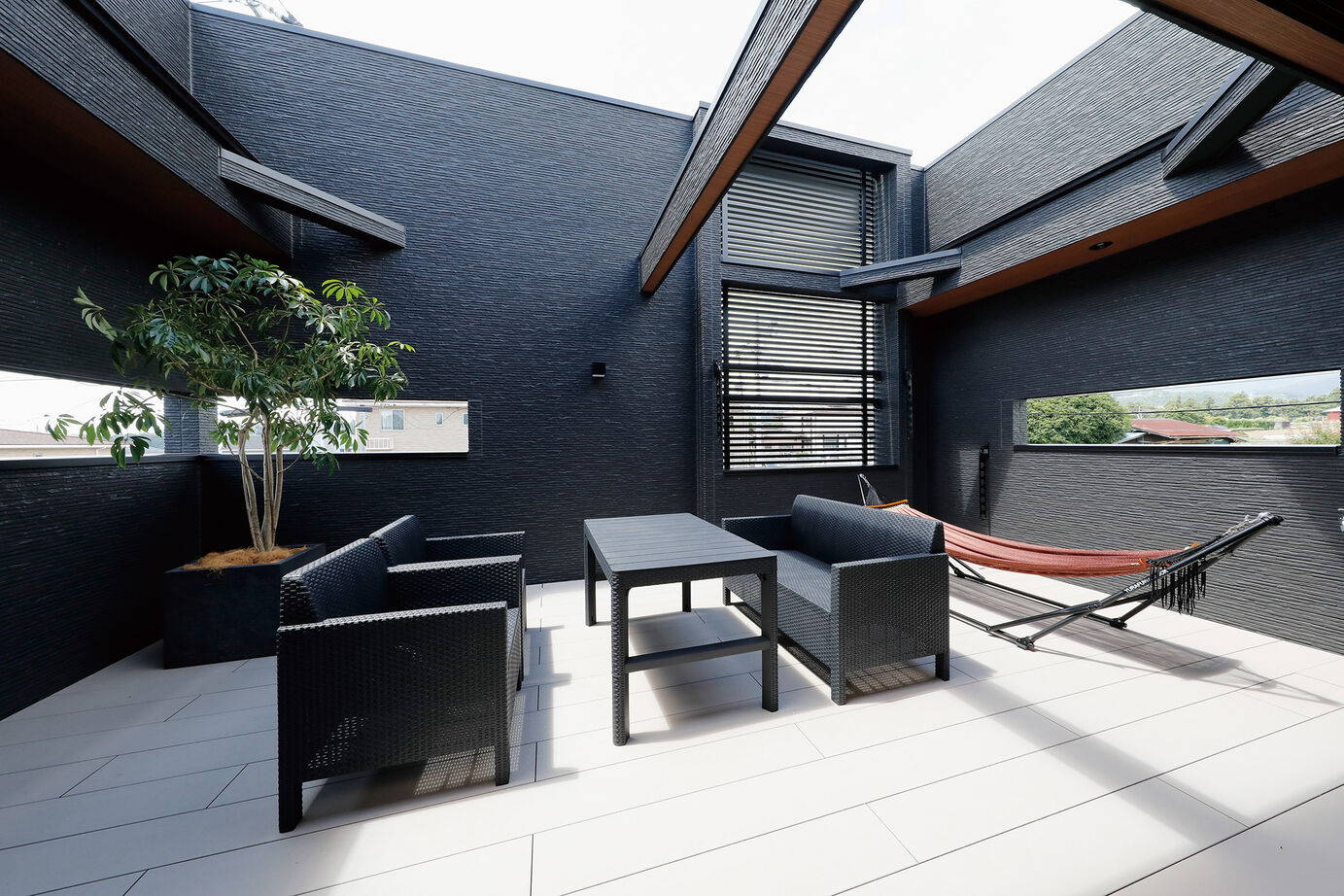 三心 【ビルトインガレージ/デッキテラス/間取り図】2階LDKとつながる明るく開放的でプライベートな屋外空間の家の建築実例画像2