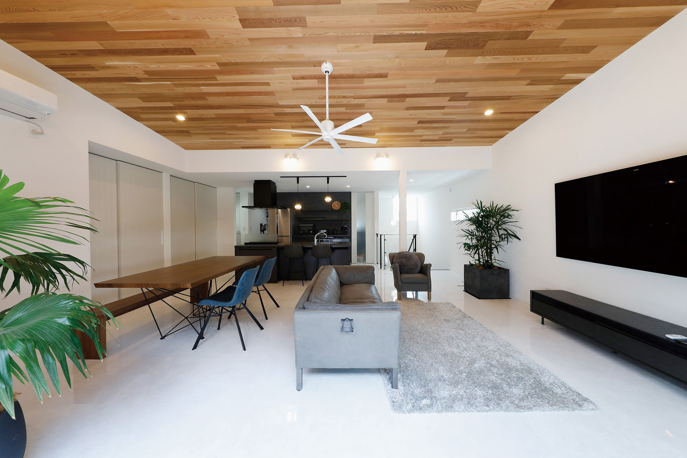 三心 【ビルトインガレージ/デッキテラス/間取り図】2階LDKとつながる明るく開放的でプライベートな屋外空間の家の建築実例画像3