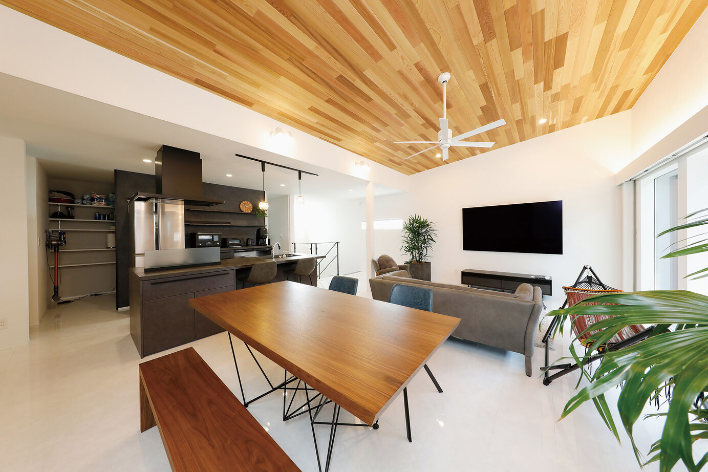 三心 【ビルトインガレージ/デッキテラス/間取り図】2階LDKとつながる明るく開放的でプライベートな屋外空間の家の建築実例画像4