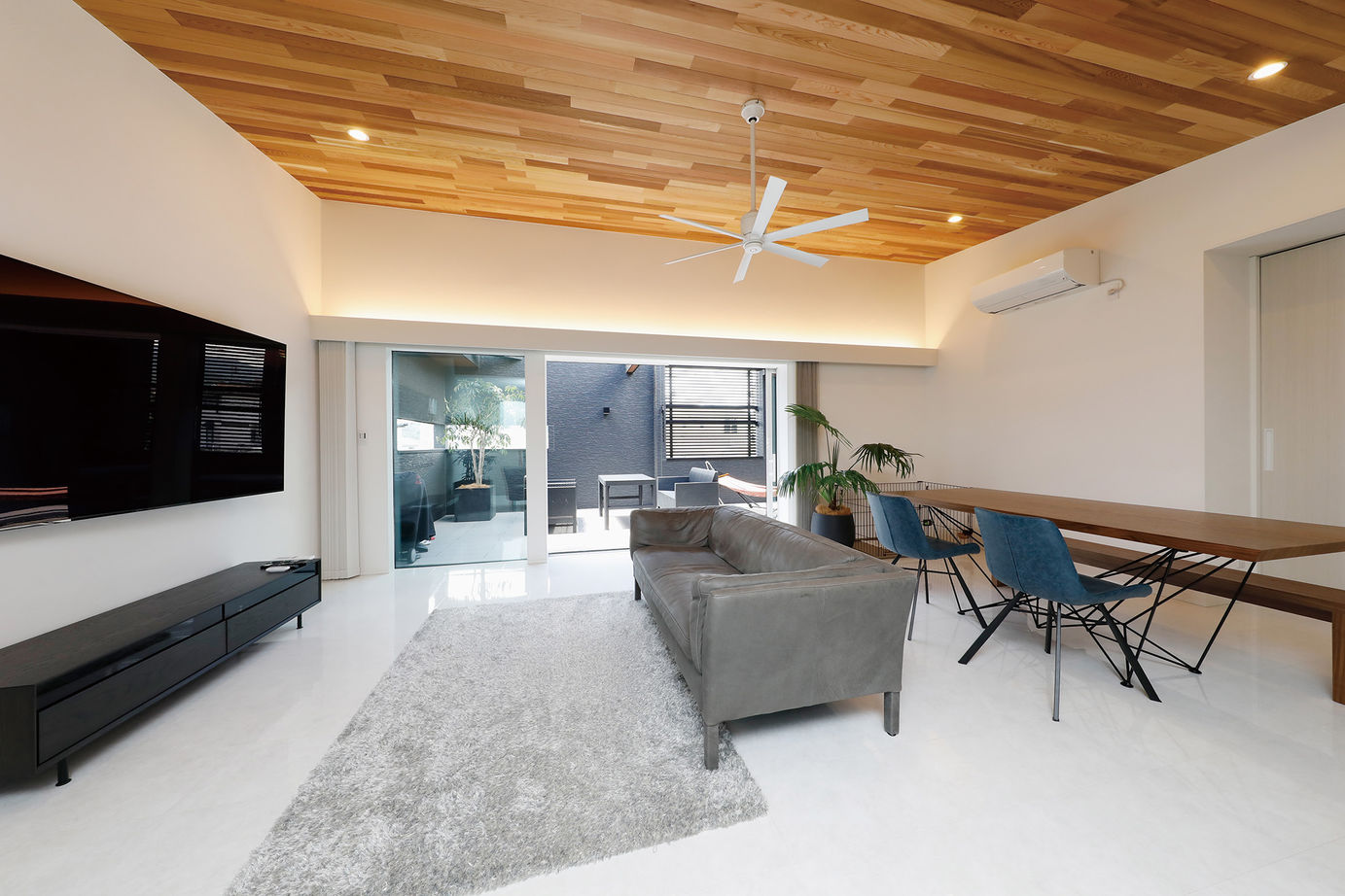 三心 【ビルトインガレージ/デッキテラス/間取り図】2階LDKとつながる明るく開放的でプライベートな屋外空間の家の建築実例画像5