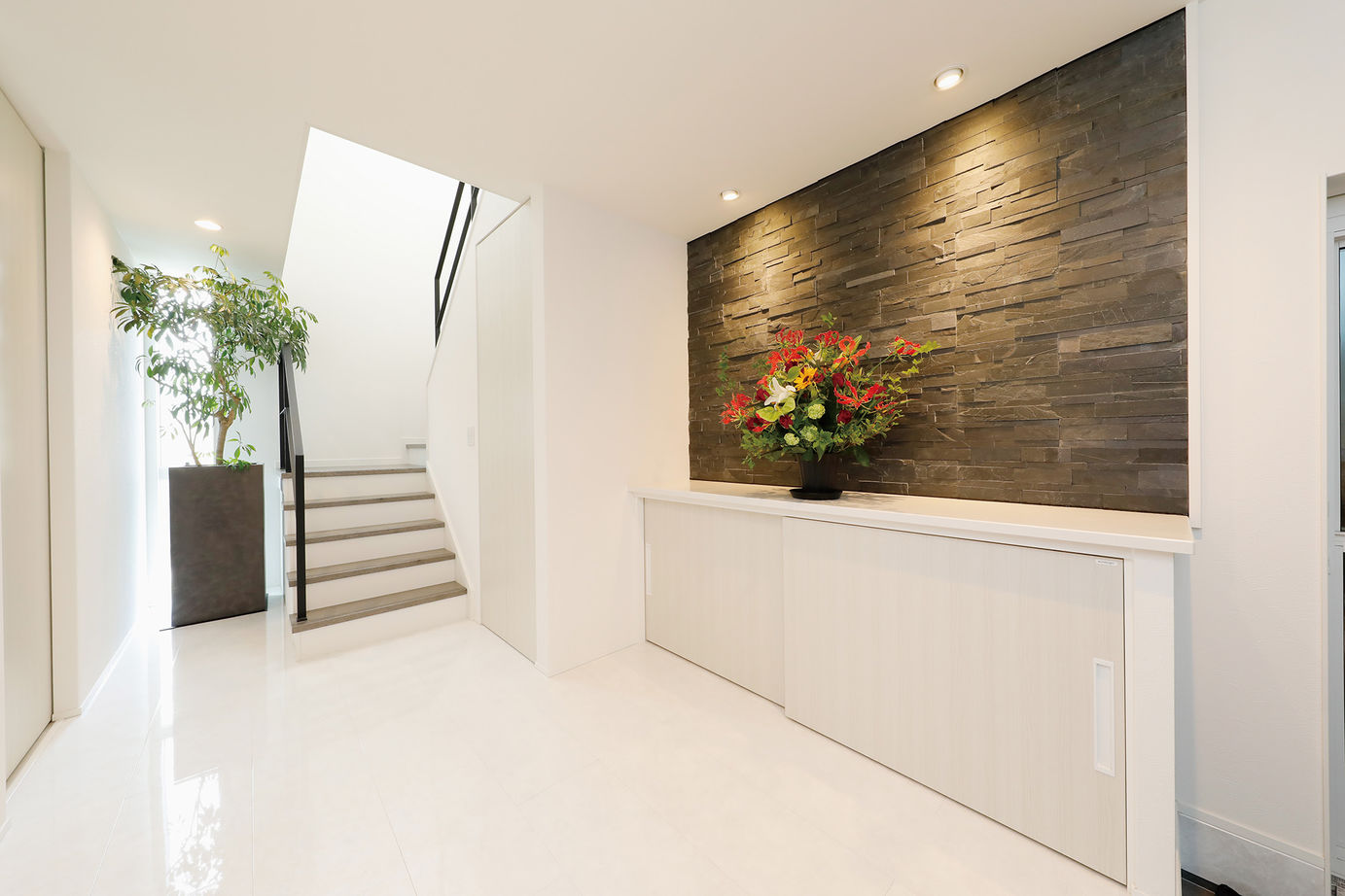 三心 【ビルトインガレージ/デッキテラス/間取り図】2階LDKとつながる明るく開放的でプライベートな屋外空間の家の建築実例画像7