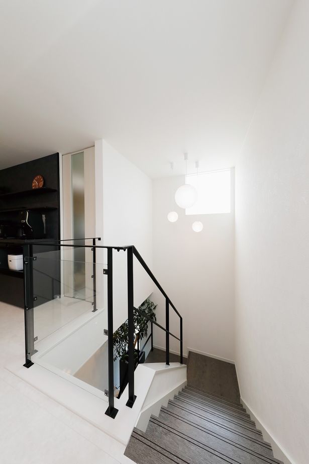 三心 【ビルトインガレージ/デッキテラス/間取り図】2階LDKとつながる明るく開放的でプライベートな屋外空間の家の建築実例画像8