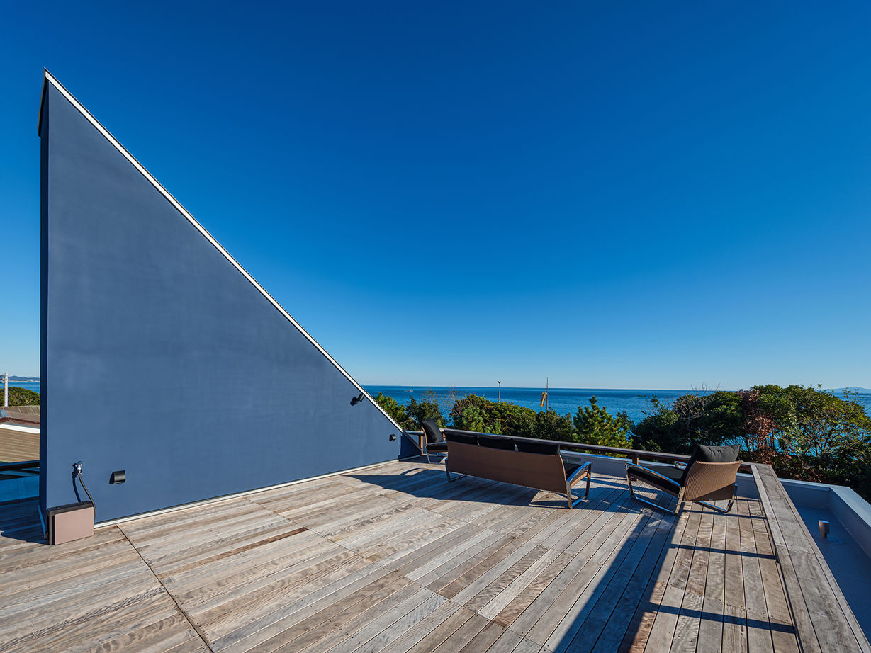 三心 【3000万円台/ビルトインガレージ/2階LDK/間取り図】一面の海を屋上テラスから眺める四角い外観の注文住宅の建築実例画像3