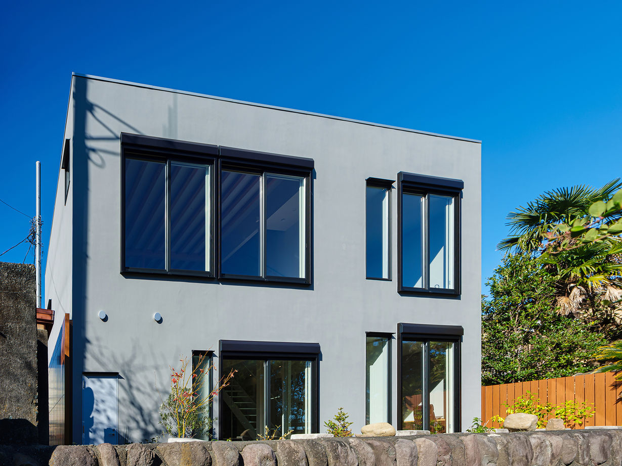 三心 【3000万円台/ビルトインガレージ/2階LDK/間取り図】一面の海を屋上テラスから眺める四角い外観の注文住宅の建築実例画像5