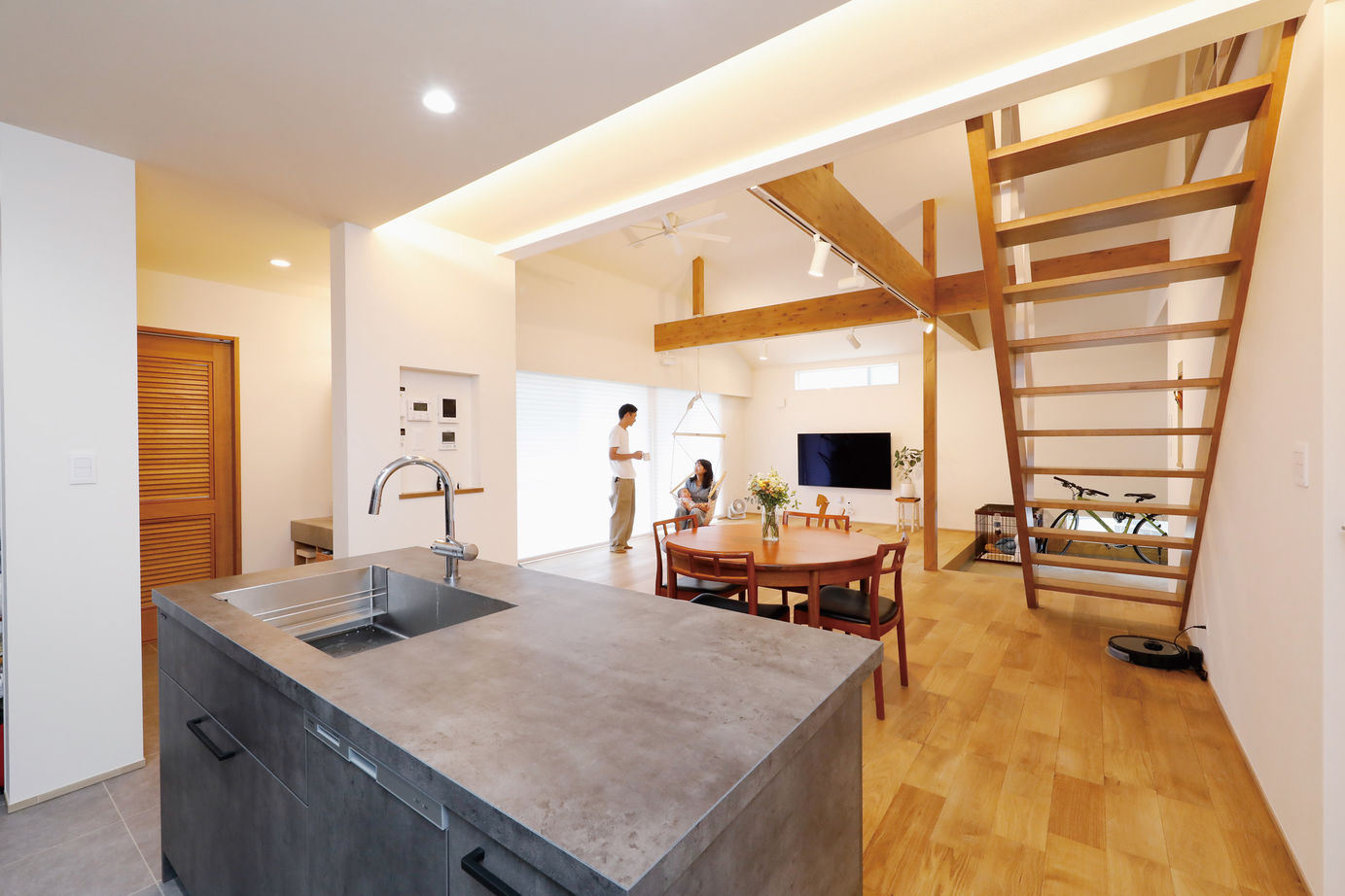 三心 【2200万円/平屋風二階建て/間取り図】自由度の高い家づくり。土間玄関から入るシンプルで独創的な注文住宅の建築実例画像1