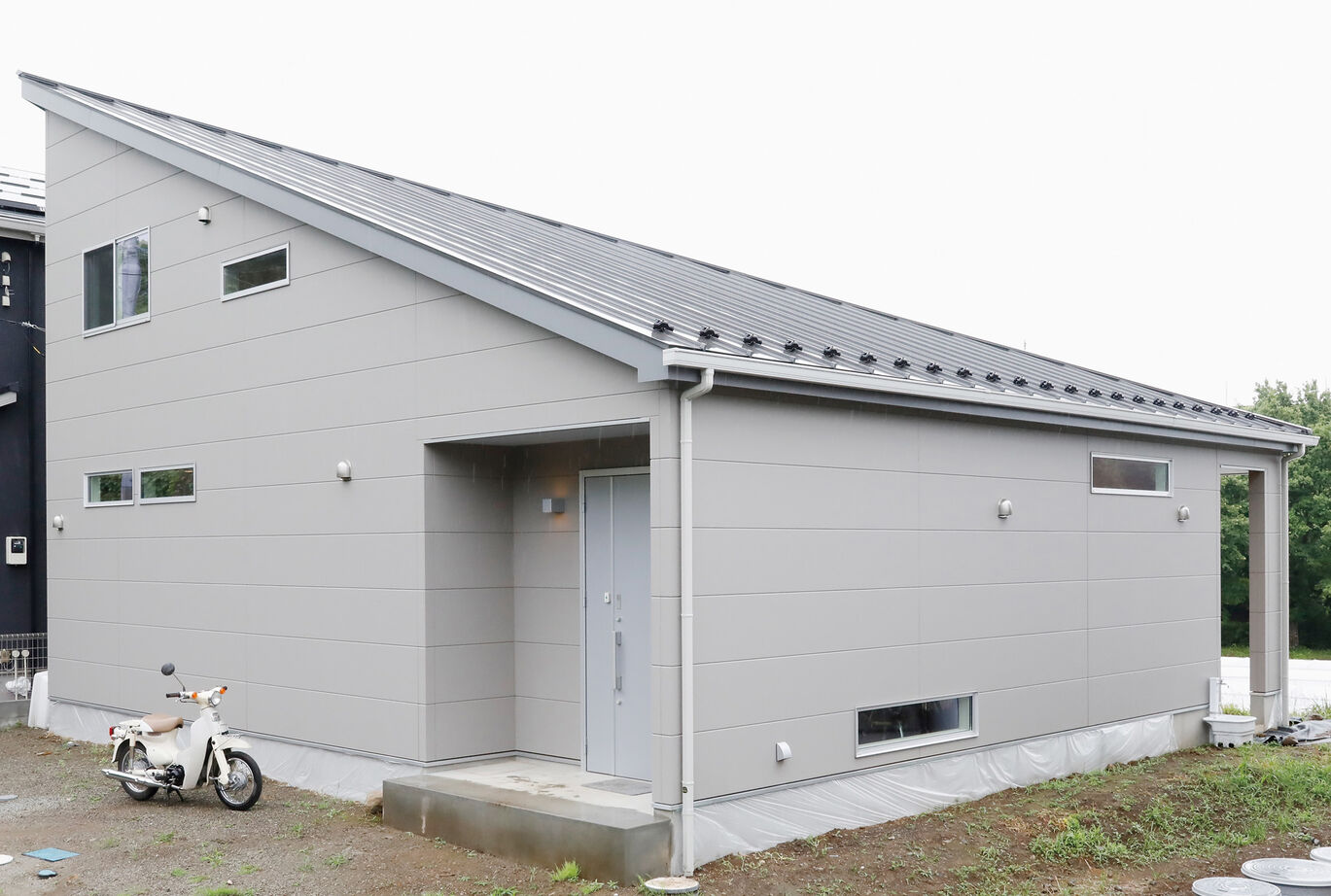 三心 【2200万円/平屋風二階建て/間取り図】自由度の高い家づくり。土間玄関から入るシンプルで独創的な注文住宅の建築実例画像3