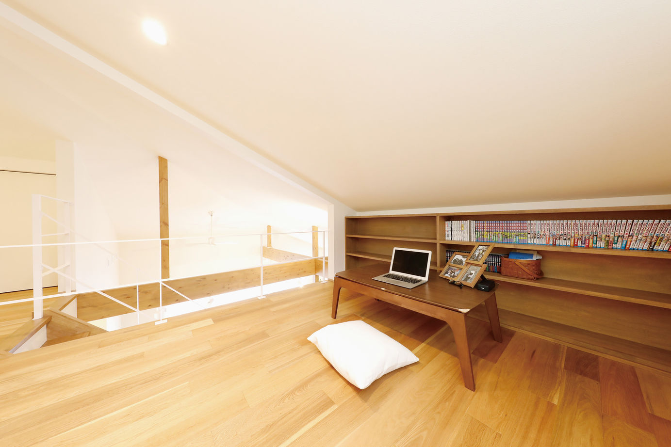 三心 【2200万円/平屋風二階建て/間取り図】自由度の高い家づくり。土間玄関から入るシンプルで独創的な注文住宅の建築実例画像6